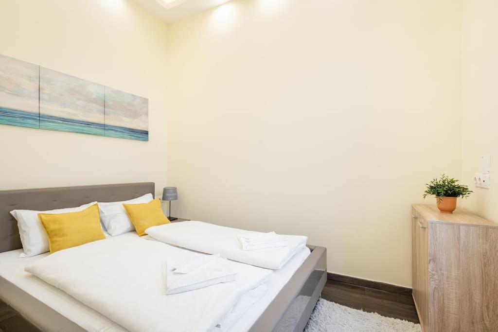 Peppy Home Of Harmony Budapest Exterior photo
